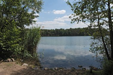 Kuzeybatısında Frankfurt Havaalanı pist kuzeyinde Moenchwaldsee görünümünü