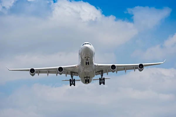 Landning på nordvästra landningsbanan av Frankfurt flygplats — Stockfoto