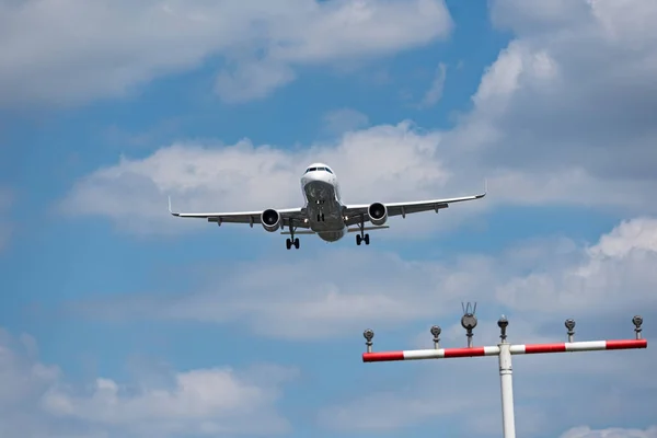 Landning på nordvästra landningsbanan av Frankfurt flygplats — Stockfoto