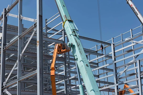 Construção em aço de um edifício industrial em construção — Fotografia de Stock