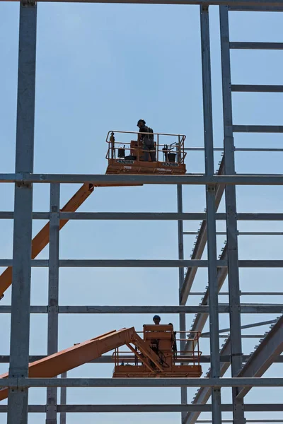 Stålkonstruktion för en industriell byggnad under uppförande — Stockfoto