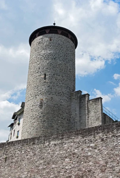 Historische Stadtmauer mit Wehrturm in Weilburg, Hessen, Deutschland — Stockfoto