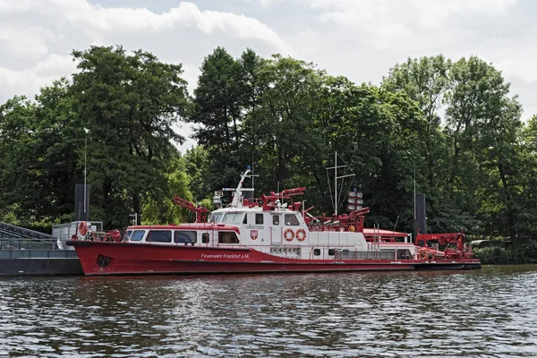 Barco de combate a incêndios da Brigada Profissional de Bombeiros de Frankfurt — Fotografia de Stock