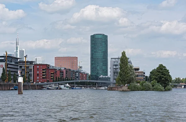 Westhafen Tower y apartamentos privados en Frankfurt, Alemania — Foto de Stock