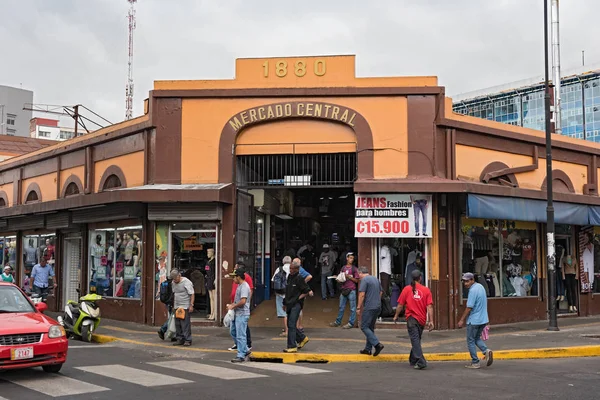 Gatan framför den centrala marknaden i centrala San Jose, Costa Rica — Stockfoto