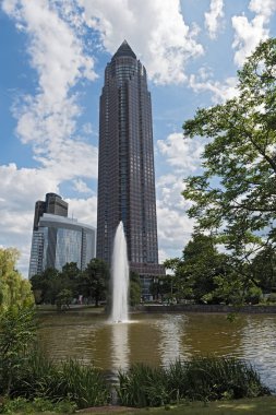 Friedrich Ebert Anlage çeşme ve Messeturm: Frankfurt, Almanya ile