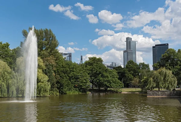 Pond and fountain in the Friedrich Ebert Anlage in Frankfurt, Germany — Stock Photo, Image