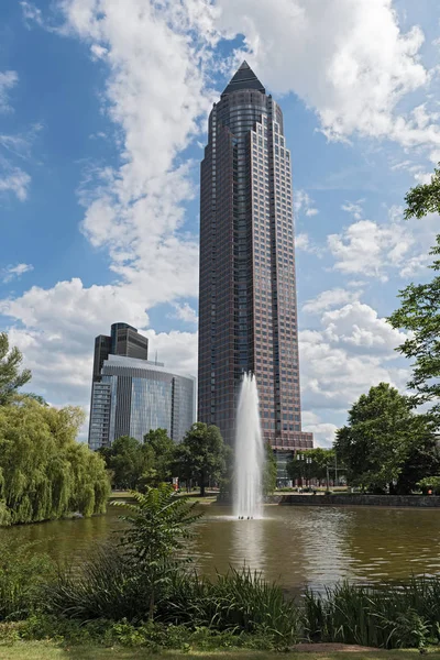 Messeturm, lagoa e fonte na fábrica de Friedrich Ebert em Frankfurt, Alemanha — Fotografia de Stock