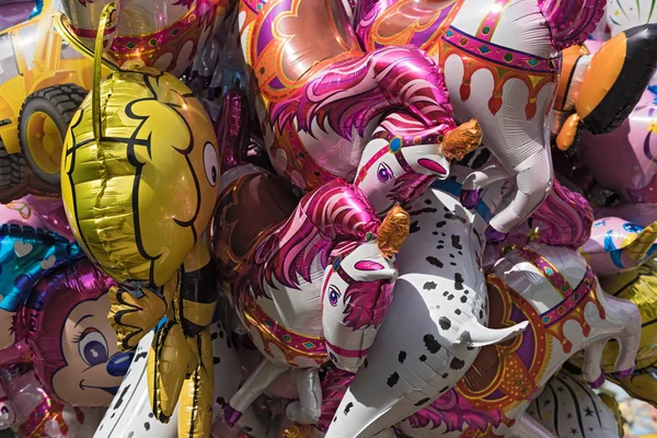 Uma grande coleção de balões de cores diferentes — Fotografia de Stock