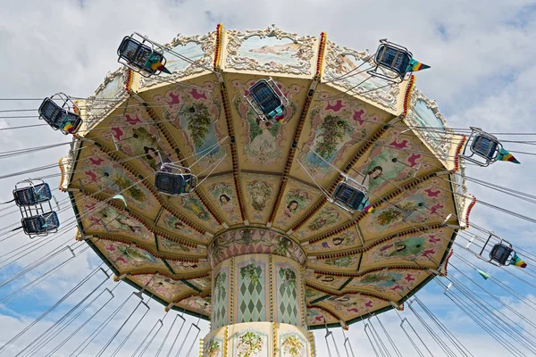 Um carrossel colorido no parque de diversões — Fotografia de Stock