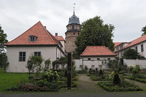El castillo de Diepholzer con torre y jardín de rosas — Foto de Stock