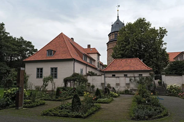 El castillo de Diepholzer con torre y jardín de rosas — Foto de Stock