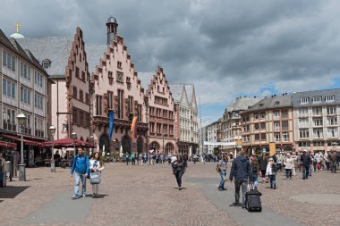 İnsanlar Roemerberg Meydanı Frankfurt, Almanya