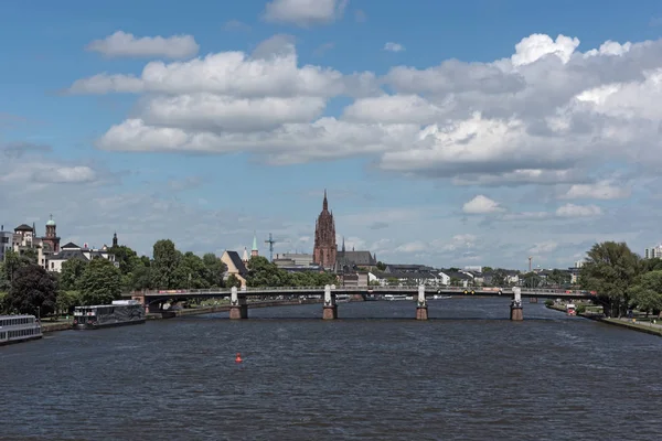 Hermosa vista de Fráncfort del Meno con catedral en la orilla del río de Main, Hesse, Alemania — Foto de Stock