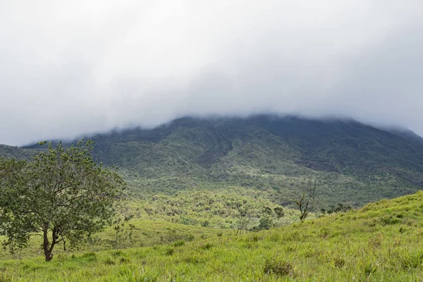 O parque nacional e vulcão arenal no nevoeiro, Costa Rica — Fotografia de Stock