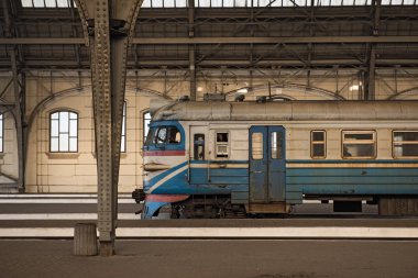 Yolcu platformu Lviv-Holovnyi, Lviv, Ukrayna terminal ana tren