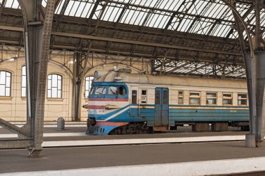 Yolcu platformu Lviv-Holovnyi, Lviv, Ukrayna terminal ana tren