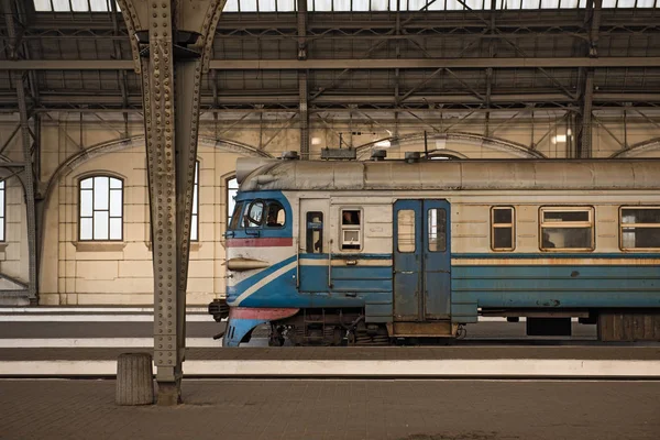 Passagerare plattform Lviv-Holovnyi, centralstationen terminal i Lviv, Ukraina — Stockfoto