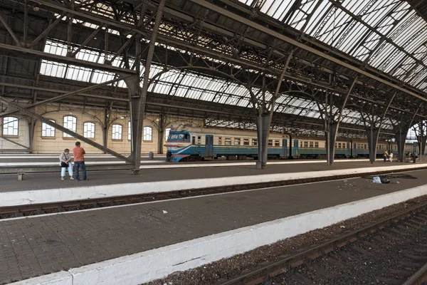 Yolcu platformu Lviv-Holovnyi, Lviv, Ukrayna terminal ana tren