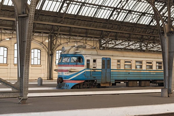 Osobní platformou Lvov-Holovnyi, hlavní vlakové nádraží v Lvově, Ukrajina — Stock fotografie