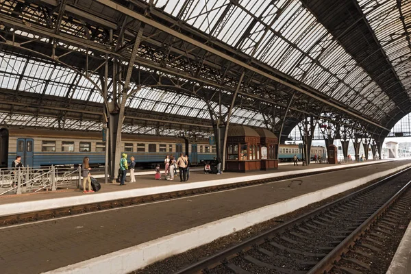 Yolcu platformu Lviv-Holovnyi, Lviv, Ukrayna terminal ana tren
