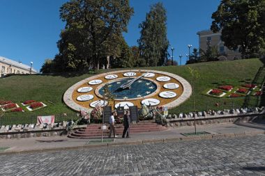 Derme çatma anma töreninde Maydan Nezalezhnosti Meydanı Kiev, Ukrayna