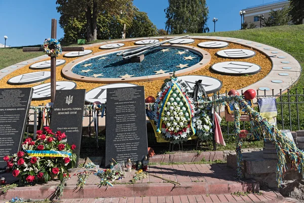 Derme çatma anma töreninde Maydan Nezalezhnosti Meydanı Kiev, Ukrayna