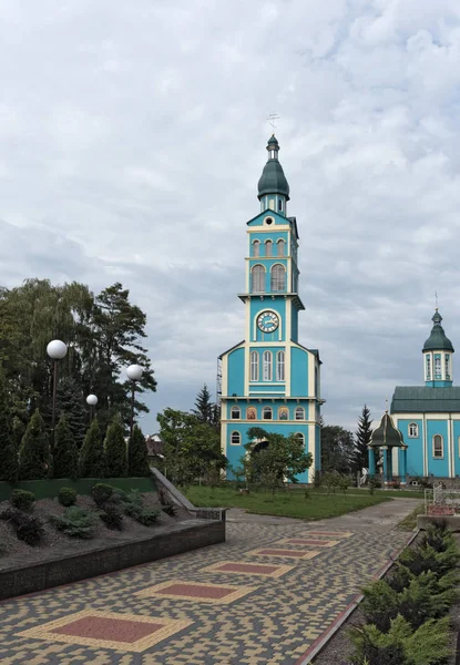 Igreja azul em Mostyska, Ucrânia — Fotografia de Stock