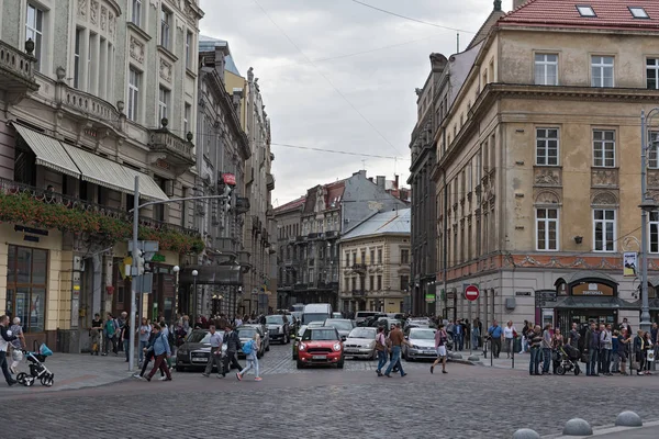 Ulica w pobliżu ogrodu miejskiego we Lwowie, Ukraina — Zdjęcie stockowe