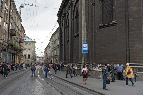 Fußgängerzone in der historischen Altstadt von Lwiw, Ukraine — Stockfoto