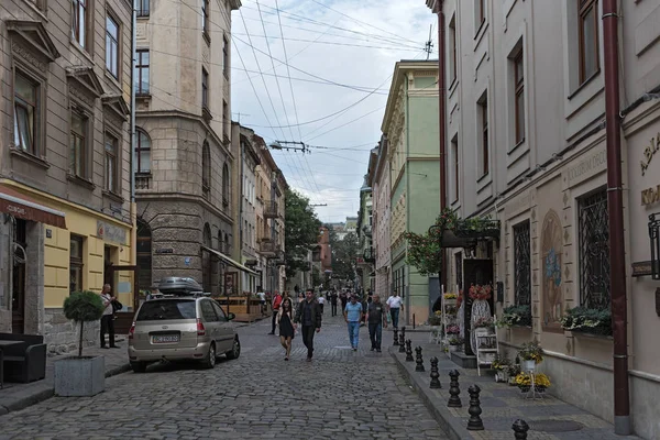 Voetgangersgebied in de historische binnenstad van Lviv, Oekraïne — Stockfoto