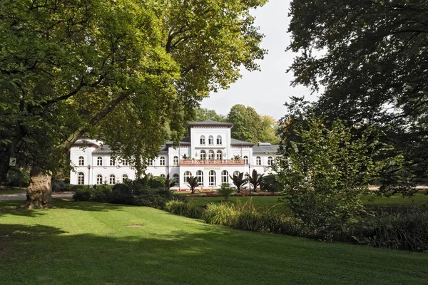 Badehaus histórico con parque en Bad Soden, Alemania —  Fotos de Stock