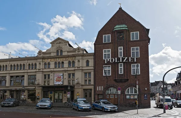 Davidwache e St Pauli Theater no Reeperbahn, Hamburgo, Alemanha — Fotografia de Stock