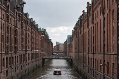 Speicherstadt, Hamburg, Almanya bir kanalda görünümünü
