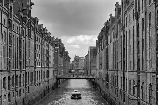 Vue d'un canal de la Speicherstadt en noir et blanc, Hambourg, Allemagne — Photo