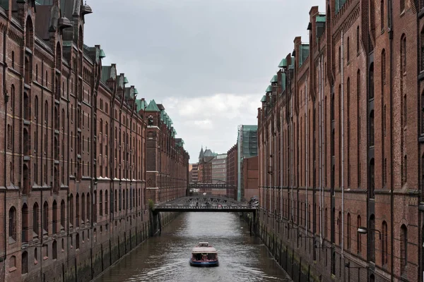 Utsikt över en kanal i Speicherstadt, Hamburg, Tyskland — Stockfoto