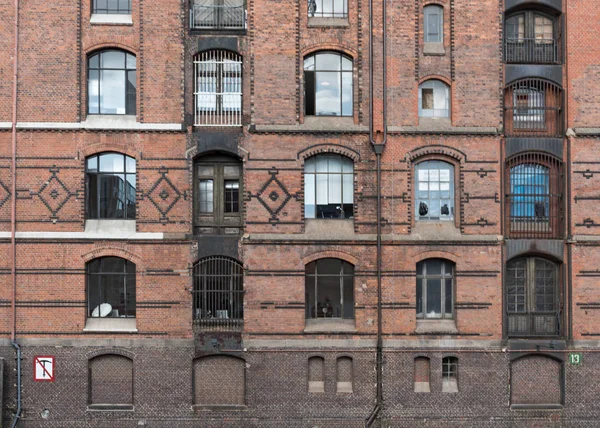 Vista de las ventanas y fachada de ladrillo en el Speicherstadt, Hamburgo —  Fotos de Stock