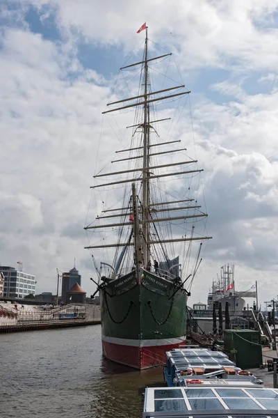 Музей и памятник корабля Рикмер Рикмерс на St Pauli Landungsbruecken, Гамбург, Германия — стоковое фото