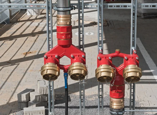 Μια σειρά από κόκκινη μπογιά φωτιά καταπολέμηση σύστημα σωληνώσεων ύδατος — Φωτογραφία Αρχείου