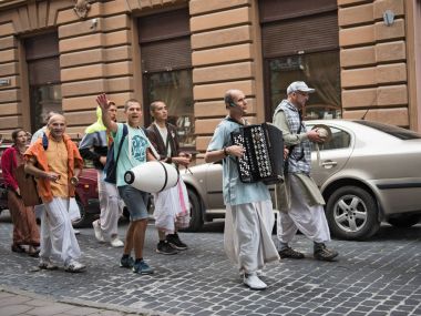 Tavşan Krişnalara şarkı Lviv, Ukrayna eski kasabanın içinden çekerek bir grup