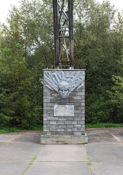 Sockel eines fliegenden Denkmals an der Europastraße 40 zwischen lviv und kiev, Ukraine — Stockfoto