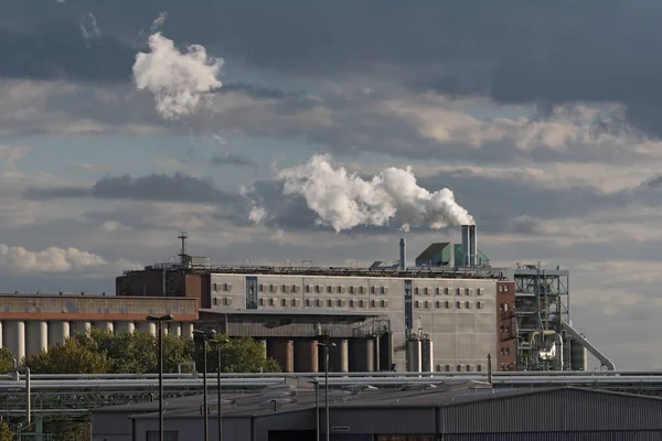 Edificio de una fábrica en un parque industrial en Frankfurt-Hoechst, Alemania — Foto de Stock