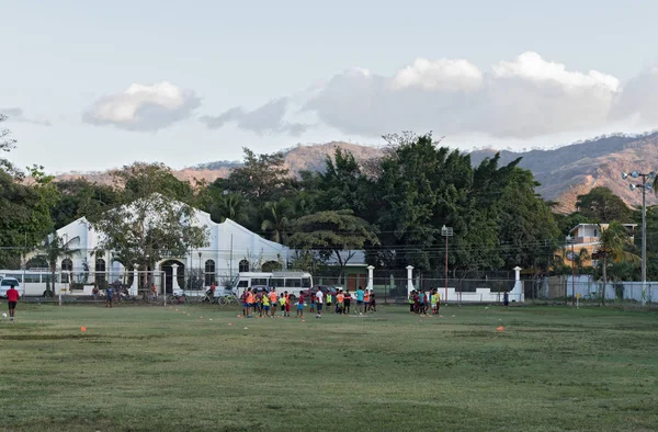 Jóvenes futbolistas en el campo de fútbol de Playas de Coco en la costa del Pacífico de Costa Rica —  Fotos de Stock