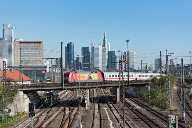 Gökdelenler ve Frankfurt ana istasyonu tren anteni