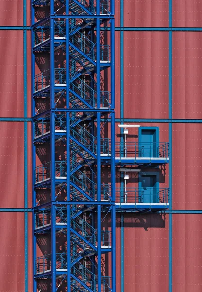 赤の工業ビルの青い金属の階段 — ストック写真