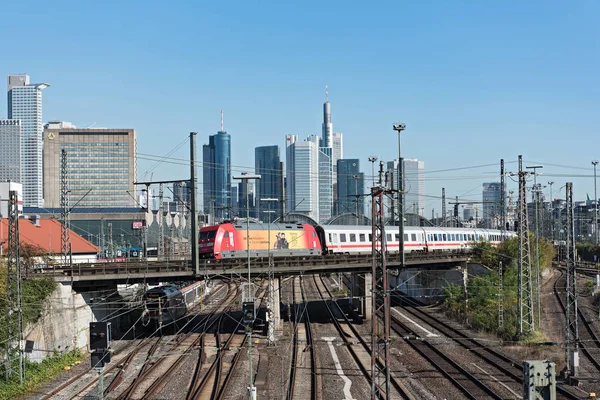 Wolkenkrabbers en de antenne van de spoorlijn van centraal station van Frankfurt — Stockfoto