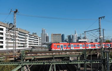 Gökdelenler ve Frankfurt ana istasyonu tren anteni