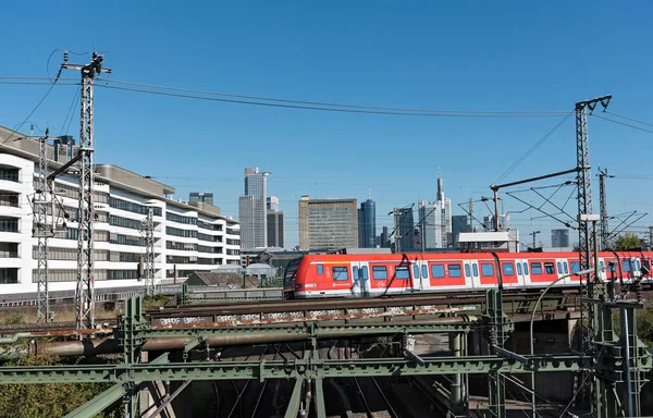 Arranha-céus e a antena ferroviária da estação principal de Frankfurt — Fotografia de Stock