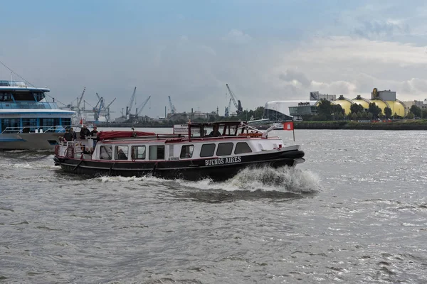 Lancha Buenos Aires em um cruzeiro pelo porto no rio Elba — Fotografia de Stock