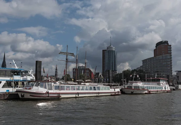 Gezi tekneleri Elbe Nehri üzerindeki Hamburg St Pauli Landungsbruecken yakın: